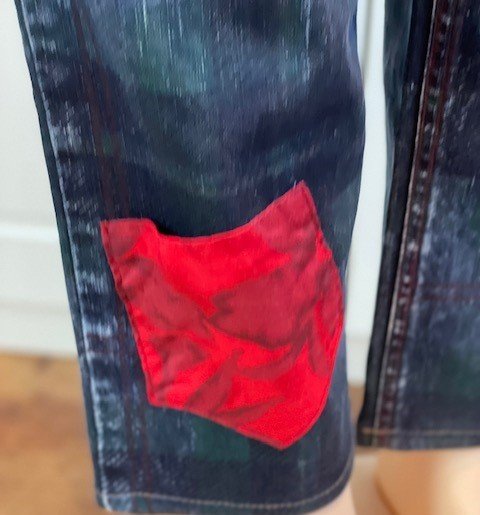 Damen Jeanshose Upcycling Mode UPgesteckt blau rote flotte Akzente Gr. 44