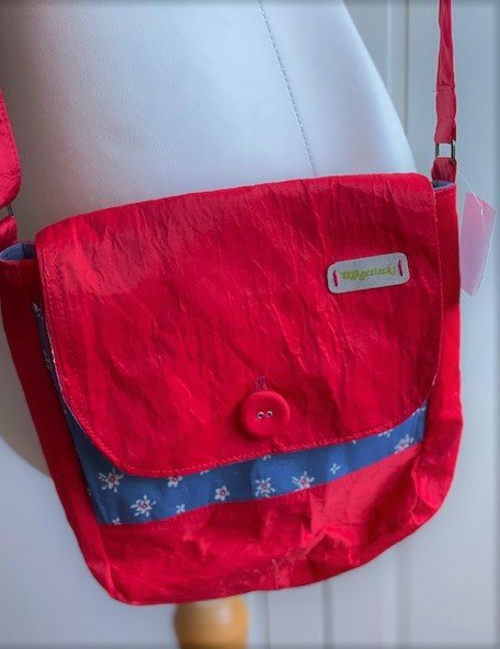 Nachhaltige Mode Umhängetasche Upcycling UPgesteckt das neue Label Rot Unikat